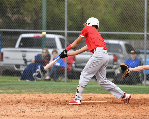 Giocatore di baseball in azione durante una partita di baseball
 - Foto, immagini