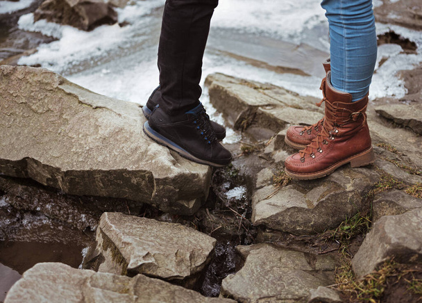 Primer plano de un par de pareja amorosa de pie uno frente al otro cara sobre piedras sobre un fondo de vida silvestre
 - Foto, imagen