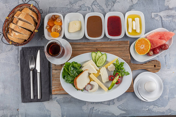 Desayuno estilo turco; Bandeja de desayuno tradicional turco en la mesa, vista superior. Desayuno turco saludable en la mañana brillante
. - Foto, imagen