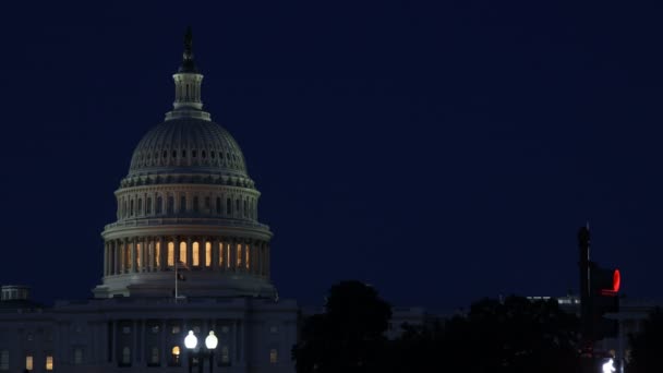 Капитальное здание США в Вашингтоне, округ Колумбия, освещенный купол в ночное время
. - Кадры, видео