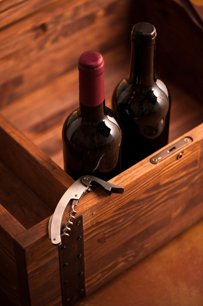 Wood case with bottles of wine - Foto, Bild