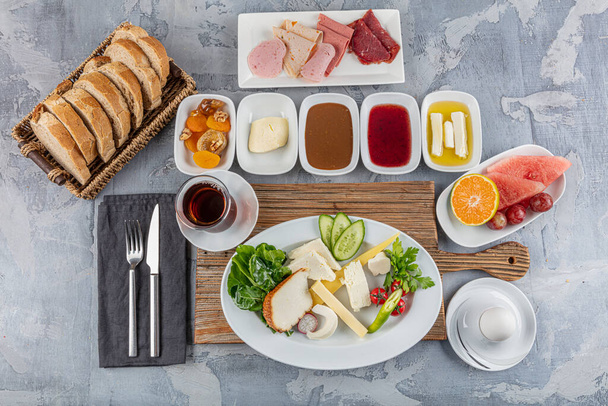 Desayuno estilo turco; Bandeja de desayuno tradicional turco en la mesa, vista superior. Desayuno turco saludable en la mañana brillante
. - Foto, Imagen
