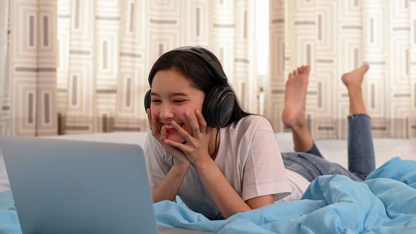 Asiatische Teenager-Mädchen setzen Musik-Kopfhörer in das Schlafzimmer - Foto, Bild