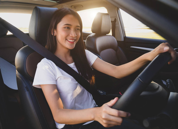 Asijské žena driving a auto - Fotografie, Obrázek
