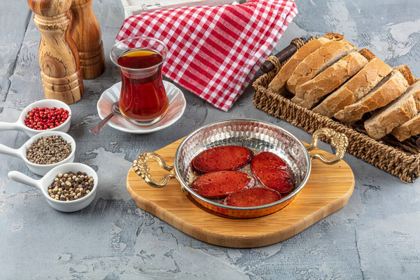 Desayuno turco con sucuk turco frito (salchicha frita). Embutidos fritos en sartén de cobre
 - Foto, Imagen