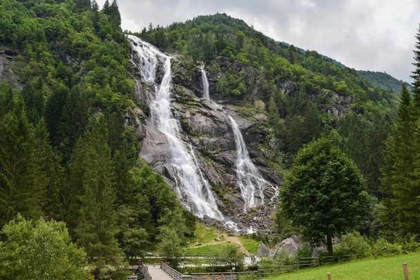 Nardis vízesés a zöld erdő Adamello Brenta Természeti Park - Fotó, kép