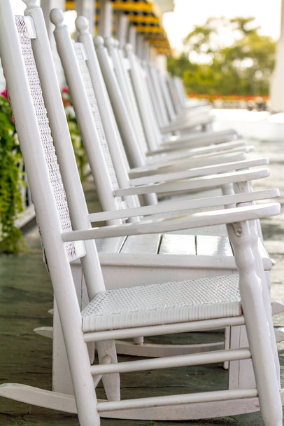 Кілька білих крісел на довгому порчі чекають, поки ти приїдеш і насолодишся розкішною подорожжю на острів Макінак. - Фото, зображення