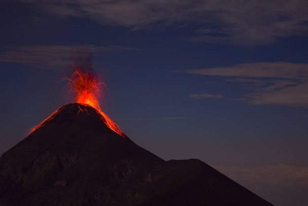 Wulkaniczna erupcja w nocy, gdy Lava płonie donwn stożek - Zdjęcie, obraz