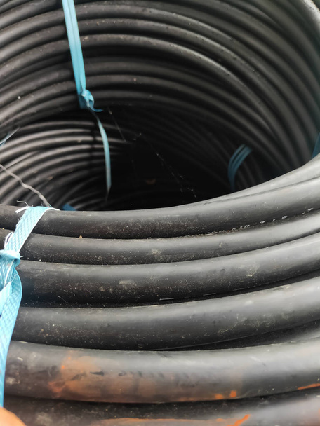 Pile of Black Pipe medencék a raktárban - Fotó, kép