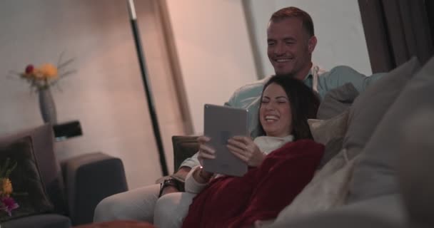 Зрелая шикарная пара, пользующаяся планшетом и развлекающаяся дома
 - Кадры, видео