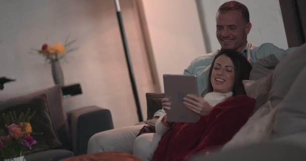 Elegant paar met behulp van tablet en doen online winkelen thuis - Video