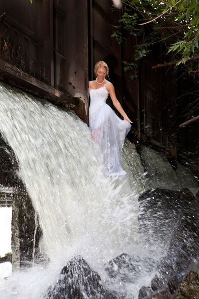 Young Bride On A River - Φωτογραφία, εικόνα