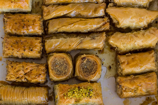 Geleneksel Türk Pastası Beyaz yüzey üzerindeki kutusunda Baklava Tatlısı, üst görünüm. - Fotoğraf, Görsel