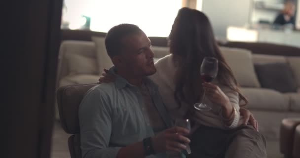 Elegáns férj és feleség bort isznak és otthon pihennek - Felvétel, videó