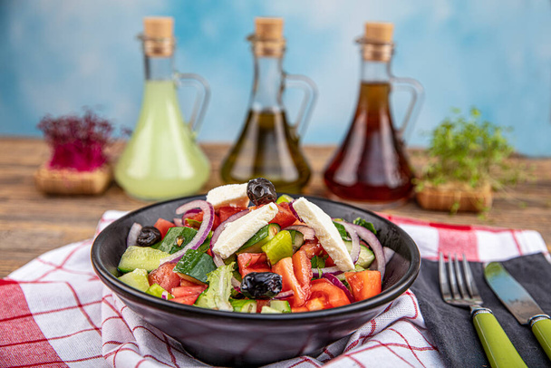 Μεσογειακή σαλάτα με φρέσκα λαχανικά, φέτα και μαύρες ελιές. Άνω όψη. - Φωτογραφία, εικόνα