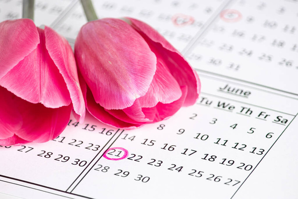 Ημερομηνία στο ημερολόγιο. Διεθνής Ημέρα των λουλουδιών. Ηλιοστάσιο διακοπών και η πρώτη μέρα του καλοκαιριού. - Φωτογραφία, εικόνα