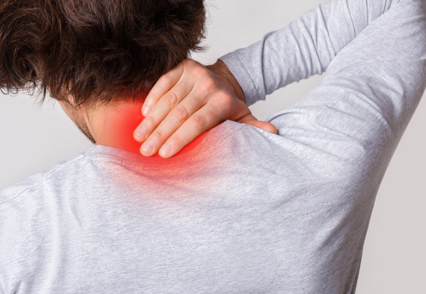 Zánět svalů v krku. Muž drží bolavé místo zvýrazněné červeně - Fotografie, Obrázek