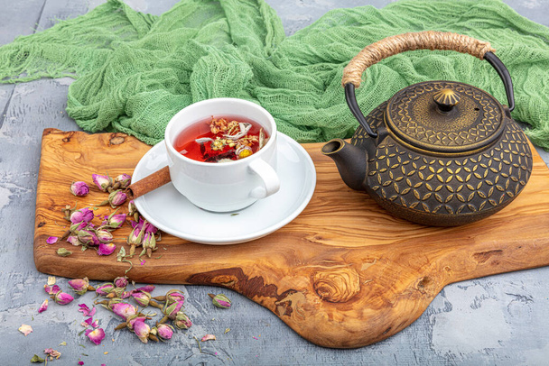 Herbata ziołowa z różami w żeliwnej czajniczce. Styl azjatycki. - Zdjęcie, obraz