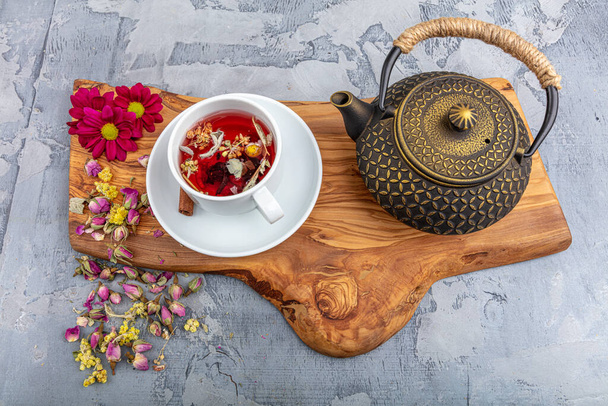 Bylinkový čaj s květinami růží v litinové konvici. Asijský styl. - Fotografie, Obrázek