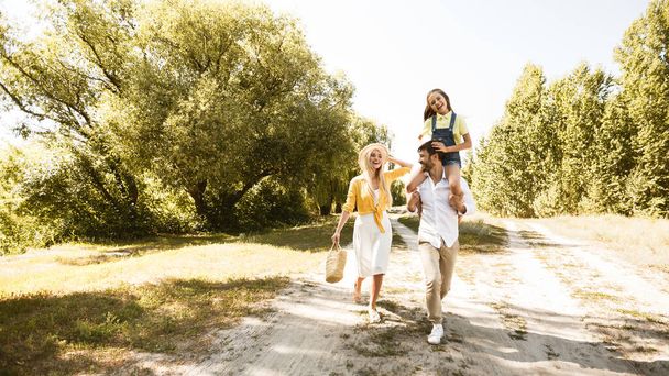 Iloinen perhe menossa piknikille kesäpäivänä, Panorama - Valokuva, kuva