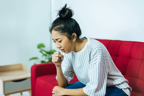 Asian woman coughing with sore throat,Women suffering with cough a lot at home - Foto, immagini