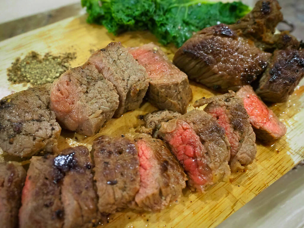 Atraktivní hovězí steak, hlavní chod během večeře - Fotografie, Obrázek