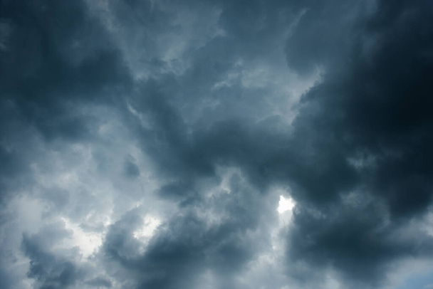 Темні хмари на небі - Фото, зображення