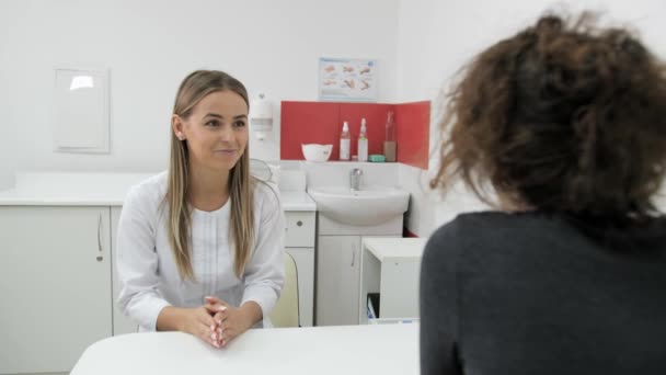 Der Gynäkologe berät die Klientin in diesem Bereich in einer kosmetologischen Klinik. - Filmmaterial, Video