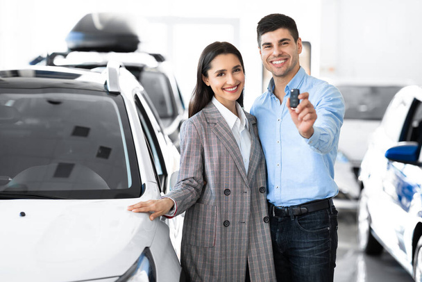 Супруги, обнимающие ключи от машины в магазине
 - Фото, изображение