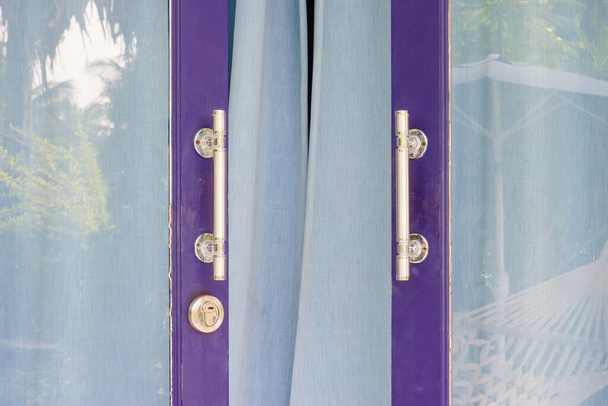 blauwe deur met roestvrij handvat - Foto, afbeelding