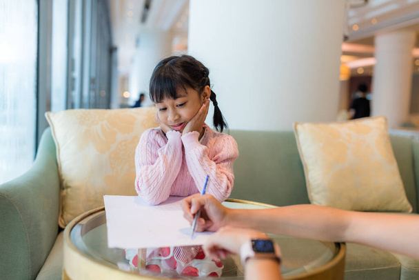 Adult play with kid girl, write on paper - Фото, зображення