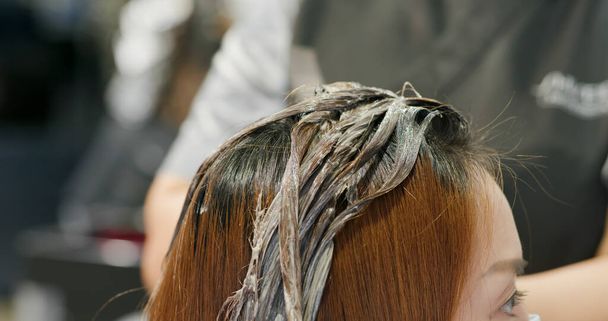 Nainen käy hiusten hoidossa kauneushoitolassa, värjätään hiusten väri - Valokuva, kuva