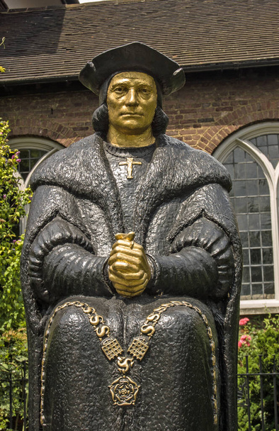 Katolikler tarafından aziz olarak kabul edilen Tudor politikacısının bronz heykeli Sör Thomas More. Londra 'daki Chelsea Eski Kilisesi' nin yanında. L Cubitt Bevis tarafından yapıldı, dikildi 1969. - Fotoğraf, Görsel