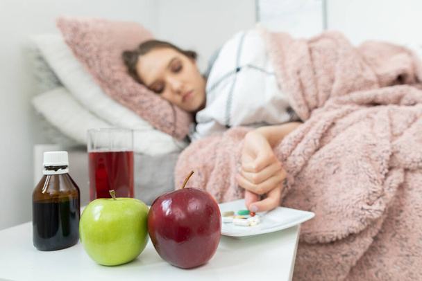 In addition to bed rest, you need to eat vitamins and medicines during illness. - Foto, imagen