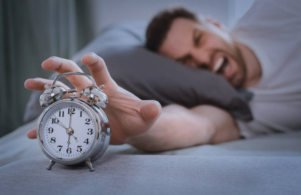 Mad Guy Shouting Waking Up Turning Off Alarm-Clock Indoors - Foto, immagini
