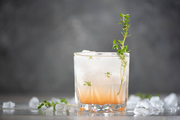 freshly squeezed grapefruit juice with thyme and ice - Foto, Bild