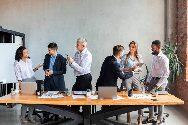 Coworker kommunizieren bei Geschäftstreffen im modernen Büro im Stehen - Foto, Bild