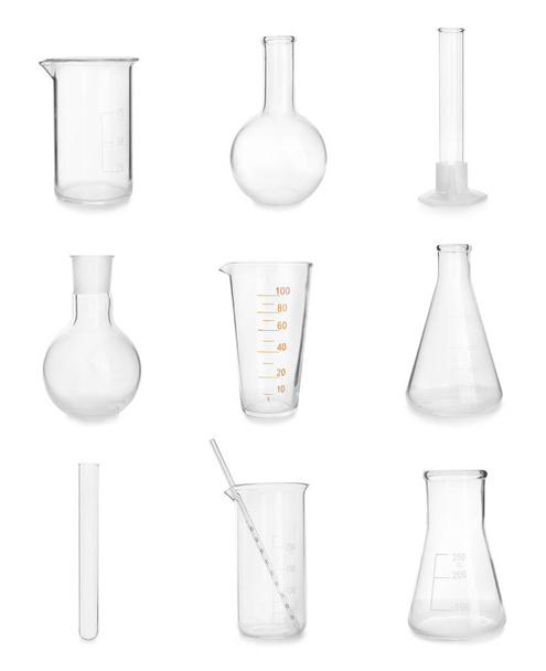Set de cristalería de laboratorio sobre fondo blanco
 - Foto, Imagen