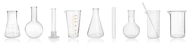Ensemble de verrerie de laboratoire sur fond blanc
 - Photo, image