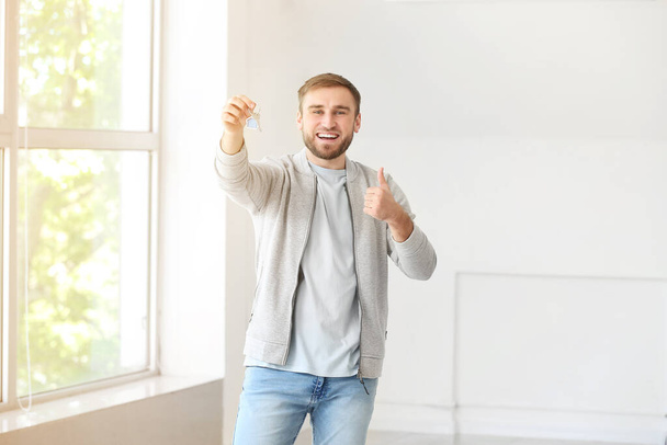 Onnellinen nuori mies, jolla on avain uudessa asunnossaan - Valokuva, kuva