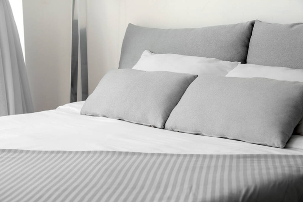 Grande cama confortável no quarto de hotel
 - Foto, Imagem