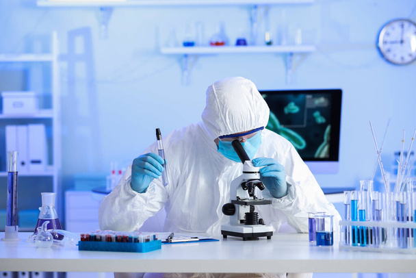 Scientist working with sample in laboratory - Foto, Imagem