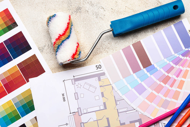 Tavolozze di colori con piano di costruzione e rullo di vernice su sfondo chiaro
 - Foto, immagini