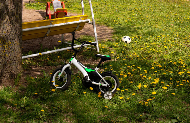 Malé dětské kolo stojí samo na dvoře. - Fotografie, Obrázek