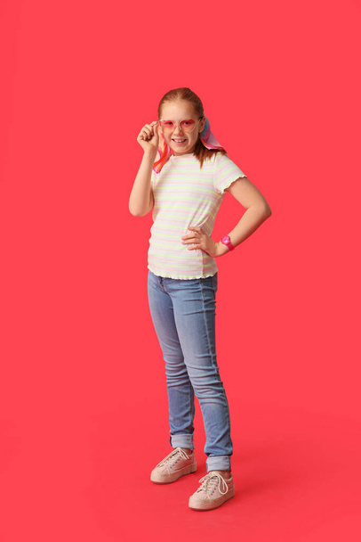 Милая рыжая девушка на цветном фоне
 - Фото, изображение