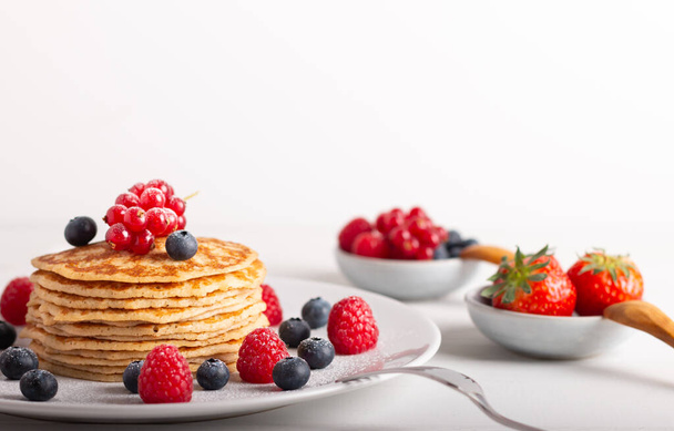 stack of pancakes with fruit, strawberries, blueberries and raspberries. - Foto, Imagen