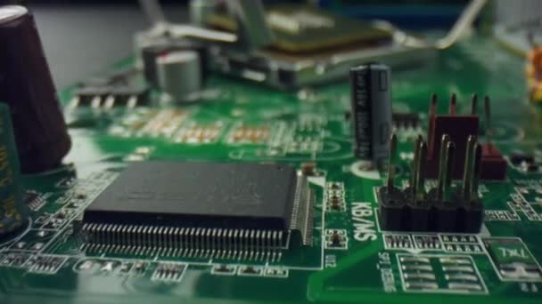 Computadora electrónica placa base. Elementos de primer plano del chip digital de la placa base
 - Metraje, vídeo