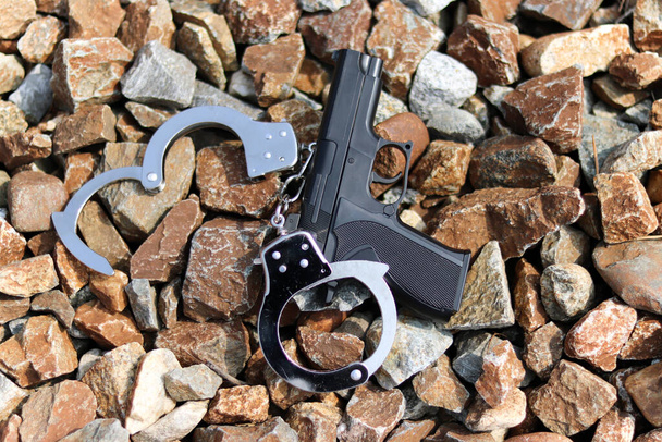 Imagen de cerca de pistolas y esposas
. - Foto, Imagen