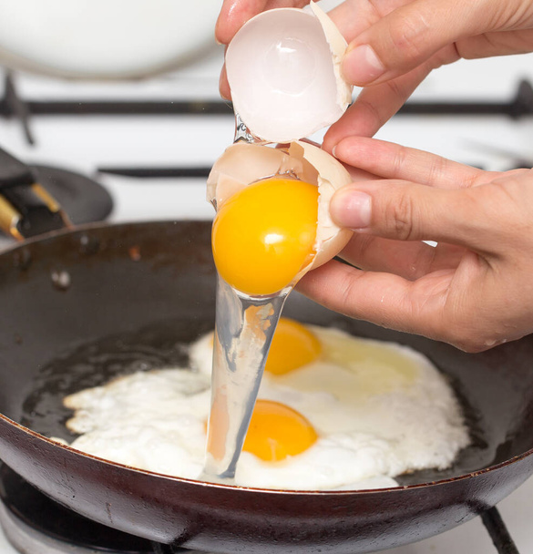 Fried egg in a frying pan . Photos in the studio - Foto, Imagen