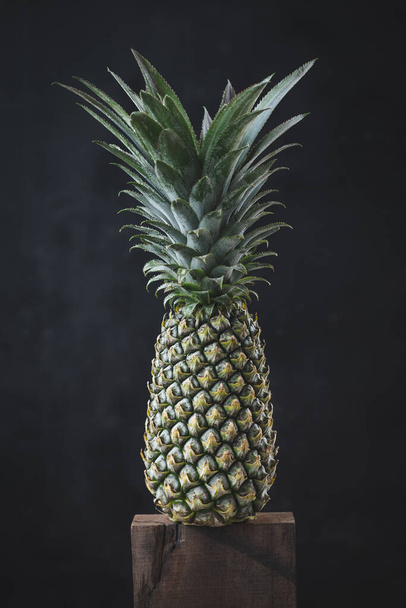 Свежий ананас на темном фоне
 - Фото, изображение